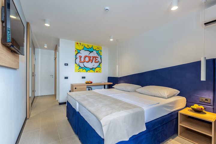 Room 3 of 27