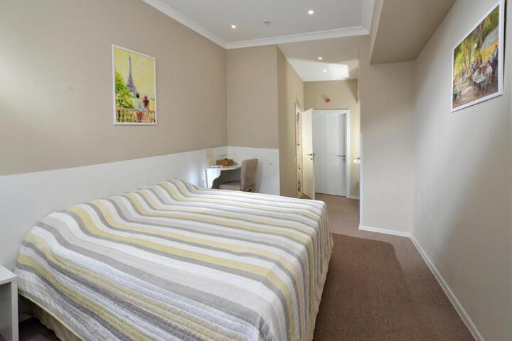 light hotel & hub
