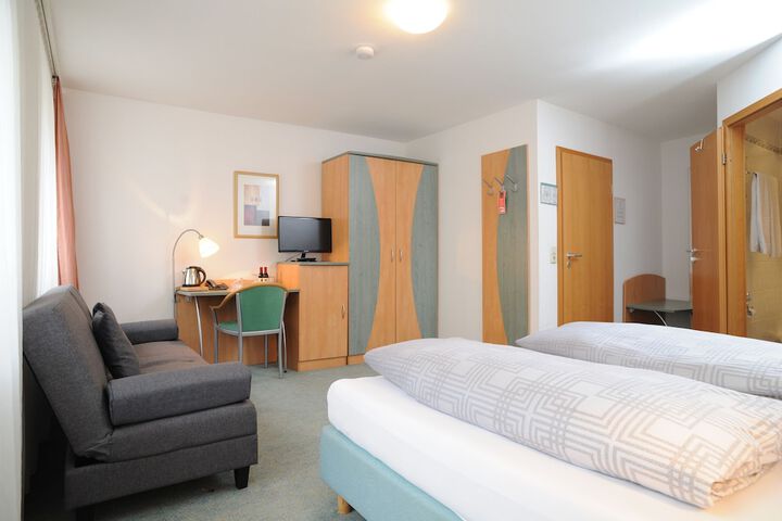 Room 9 of 37