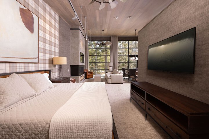 1 King Bed (5 of 8)