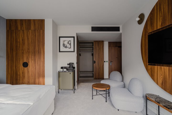 Room 15 of 153