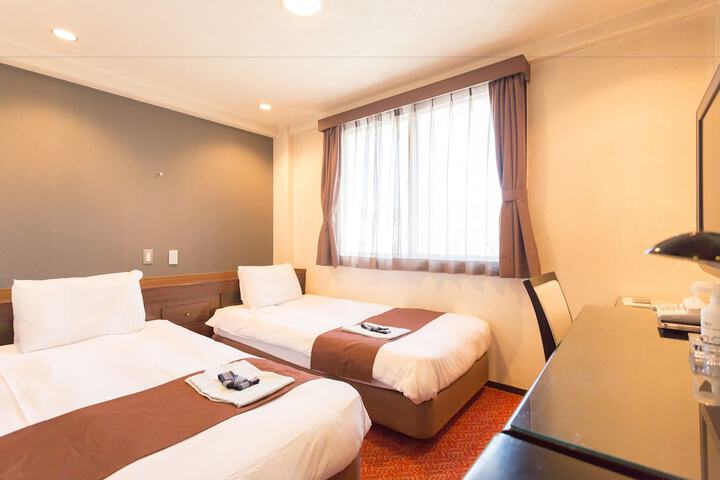 Room 9 of 32