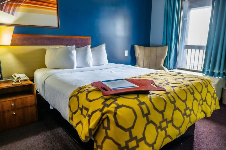 1 King Bed (15 of 40)