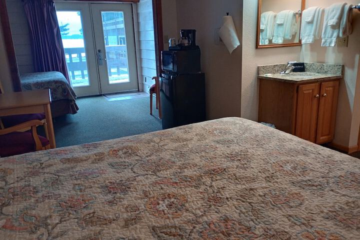 2 Queen Beds (10 of 28)