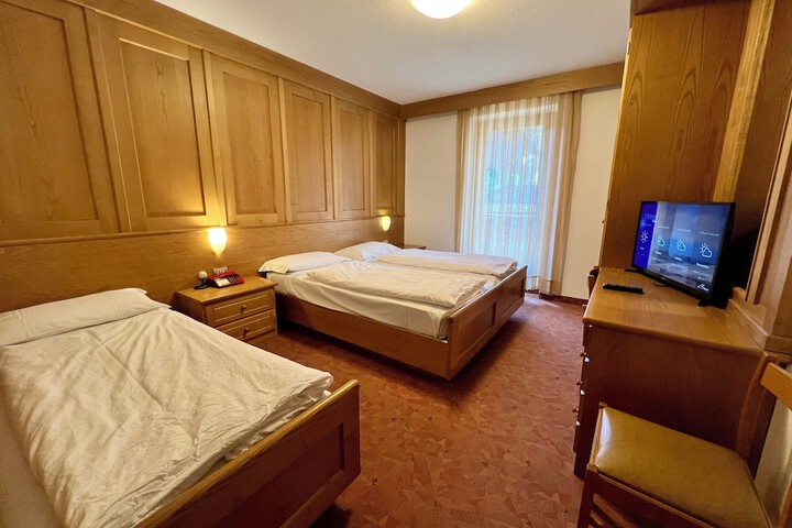 Room 11 of 16