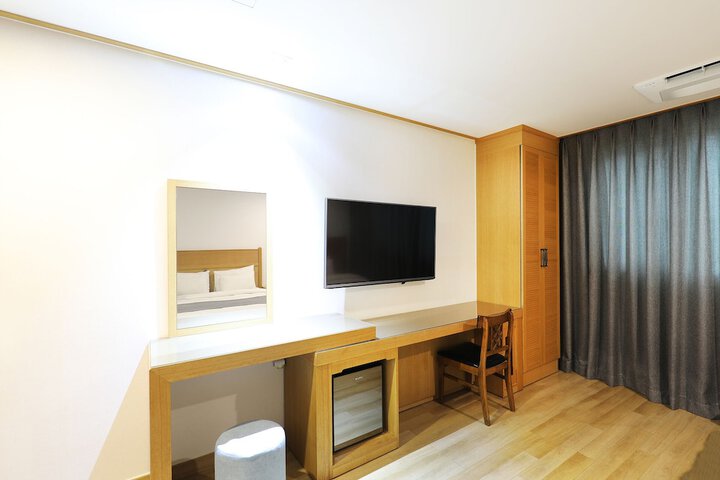Room 17 of 49