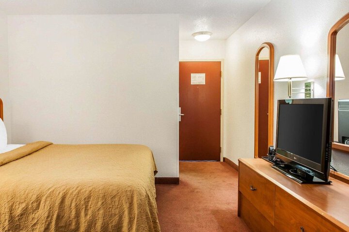 1 King Bed (8 of 13)