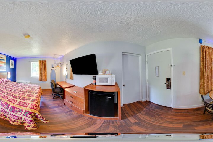 1 Queen Bed (1 of 10)