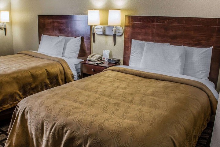 2 Queen Beds Efficiency (7 of 8)