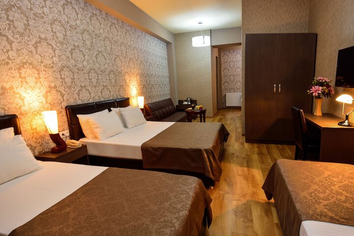 Room 16 of 108