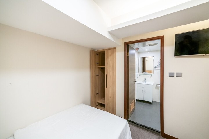 Room 22 of 28