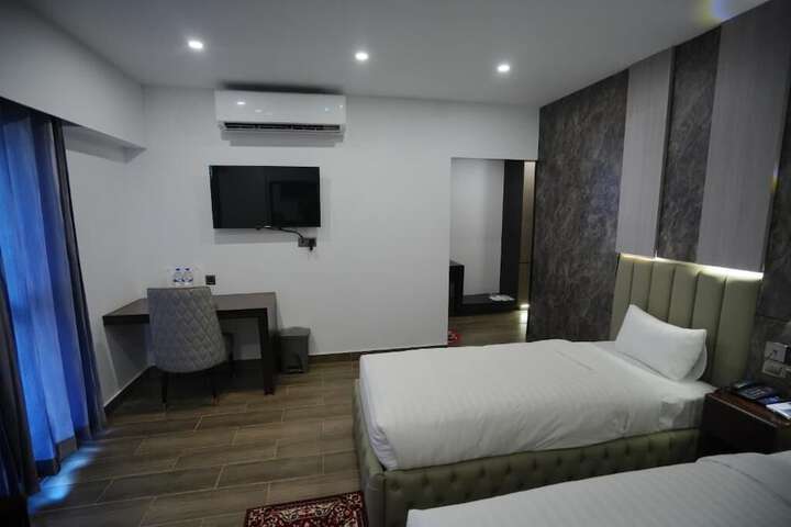Room 25 of 77
