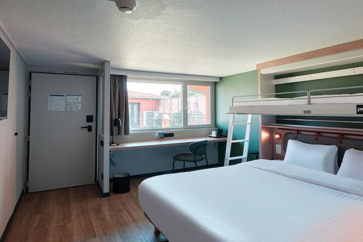 Room 13 of 48