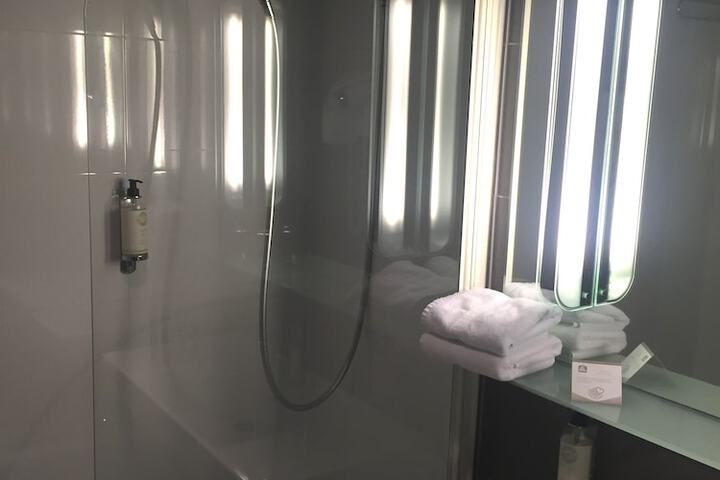 Room 52 of 106