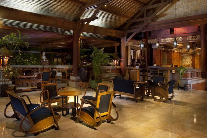 Lounge 17 of 28