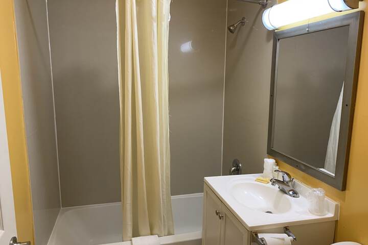 1 Queen Bed (11 of 16)