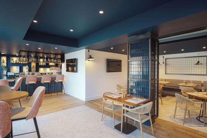 Lounge 144 of 180
