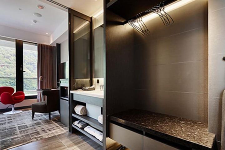 Room 14 of 50
