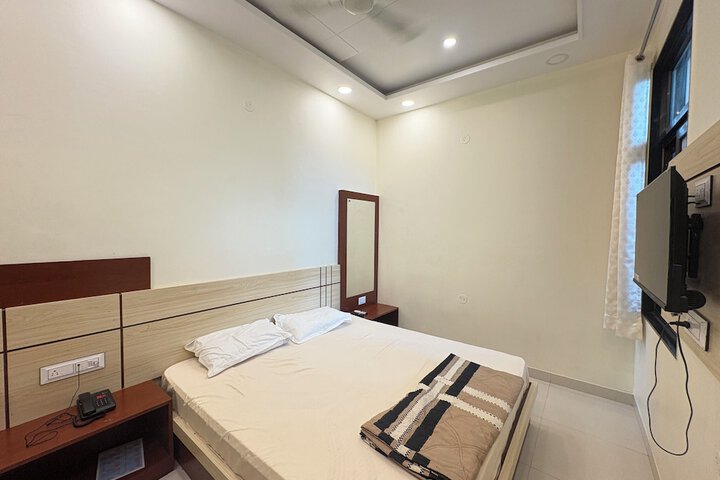 Room 4 of 8