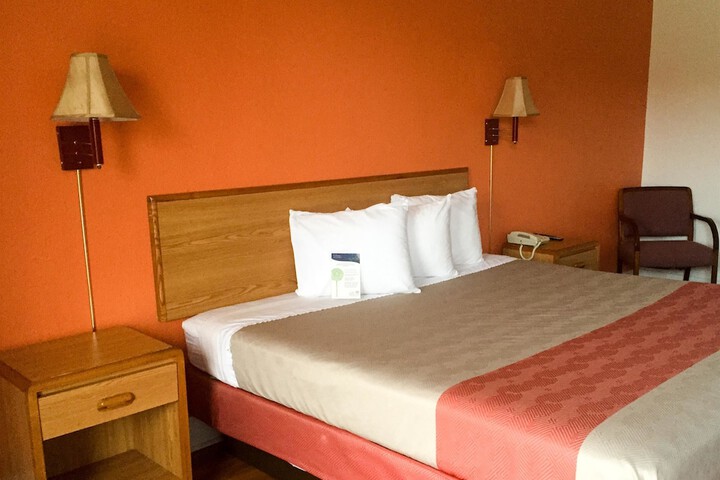 1 King Bed (4 of 14)