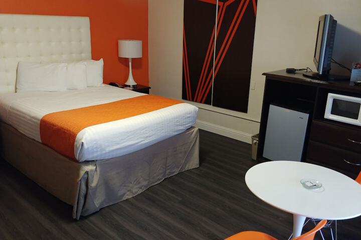 1 Queen Bed (11 of 12)