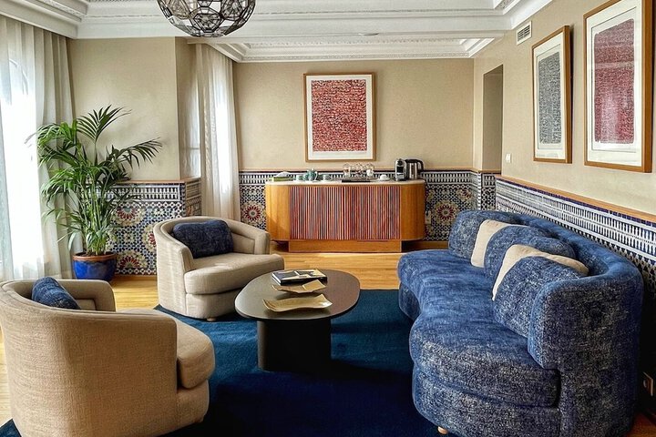 Lounge 43 of 54