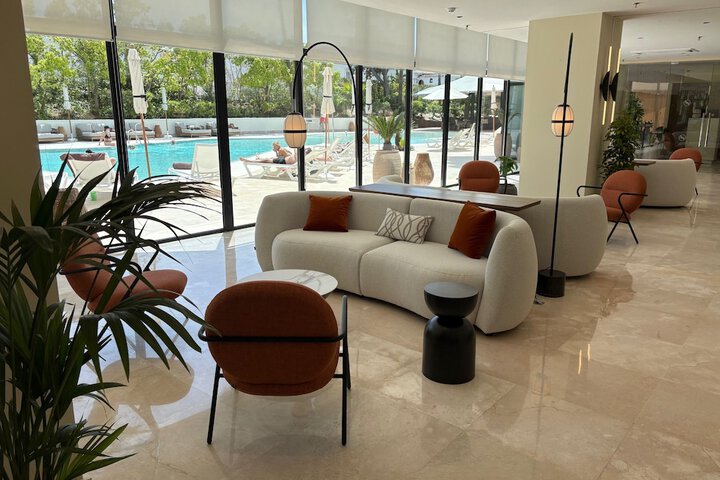 Lounge 144 of 174