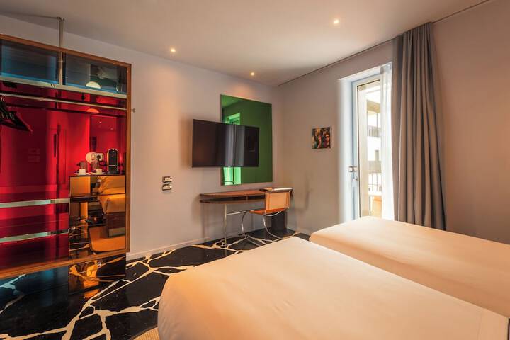 Room 21 of 103