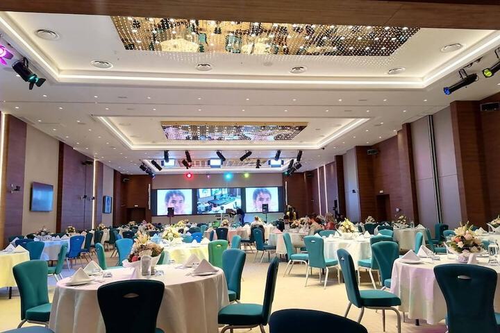 Ballroom/Hall 25 of 31