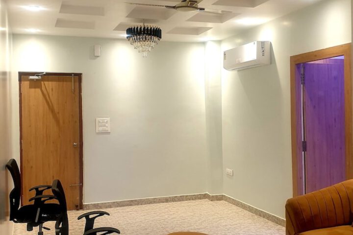 Room 17 of 28