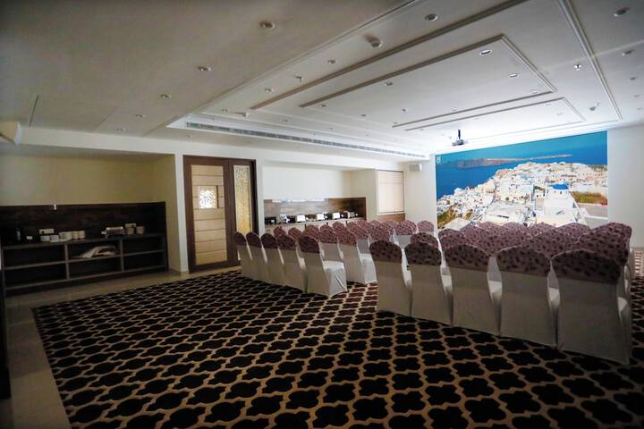 Ballroom/Hall 118 of 121