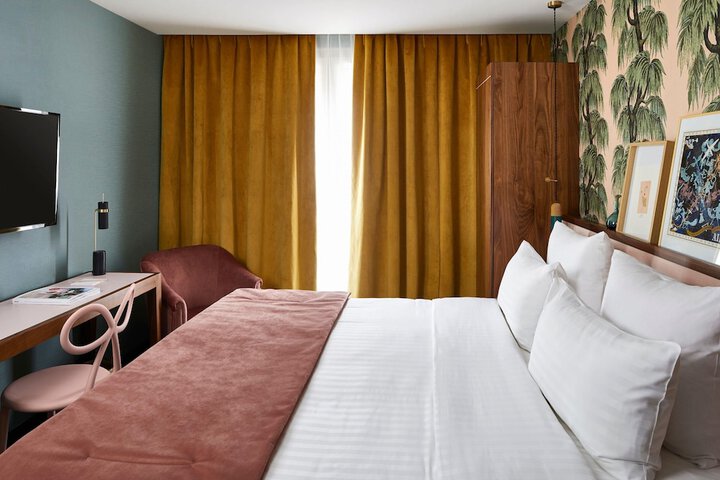 Room 32 of 64
