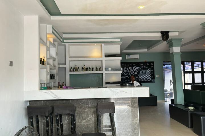 Lounge 17 of 19