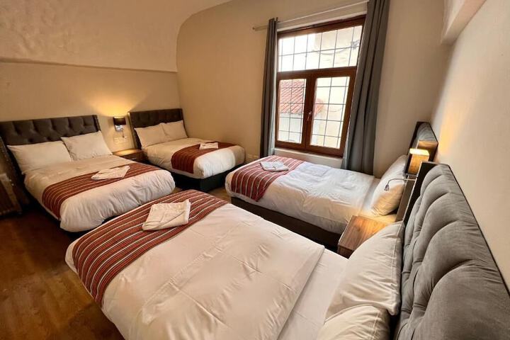 Room 6 of 13