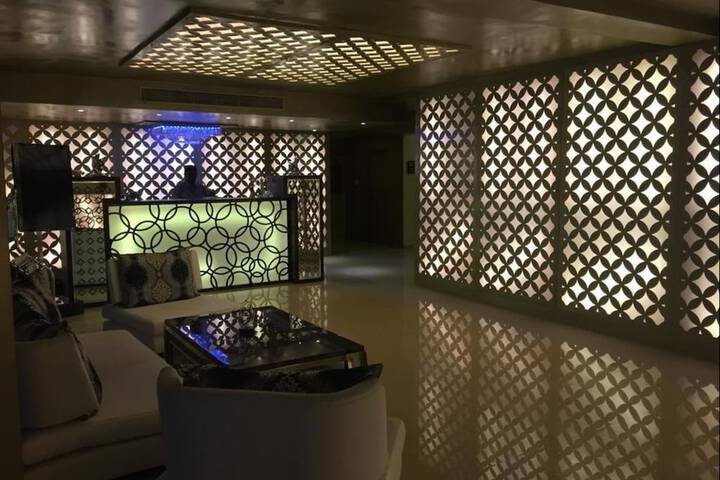Lounge 16 of 21