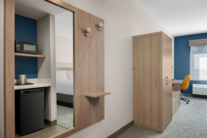 Room 28 of 77