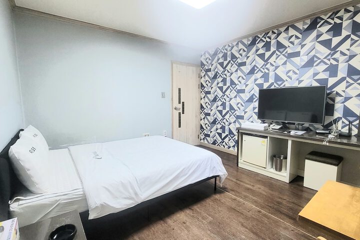 Room 6 of 18