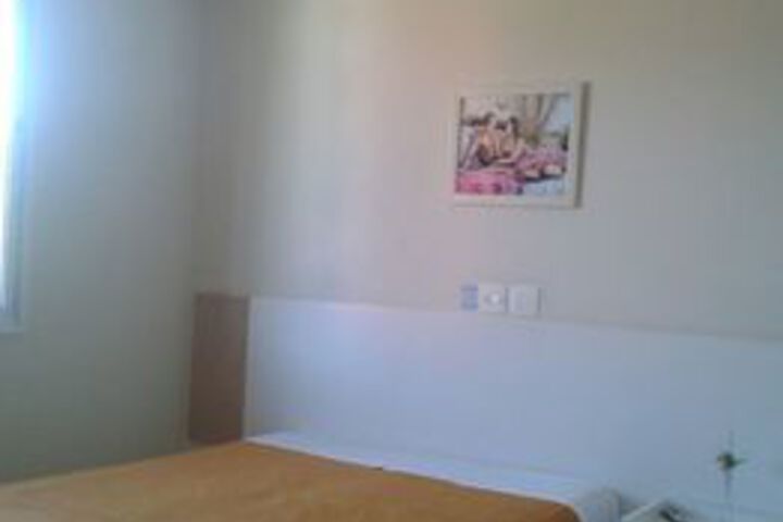 Room 5 of 12