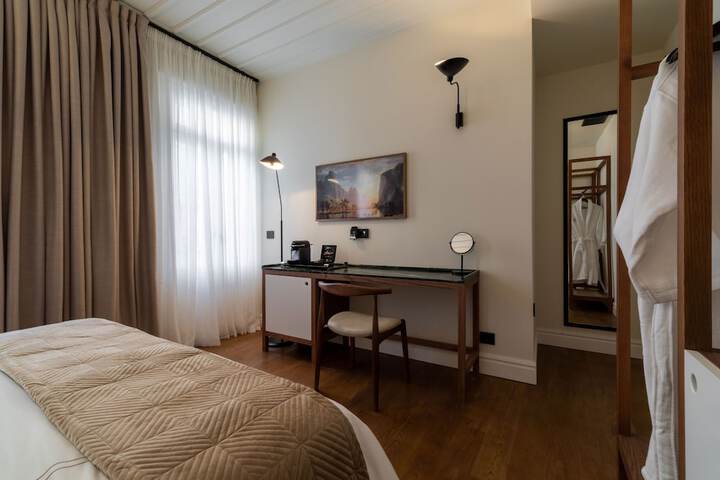 Room 9 of 28