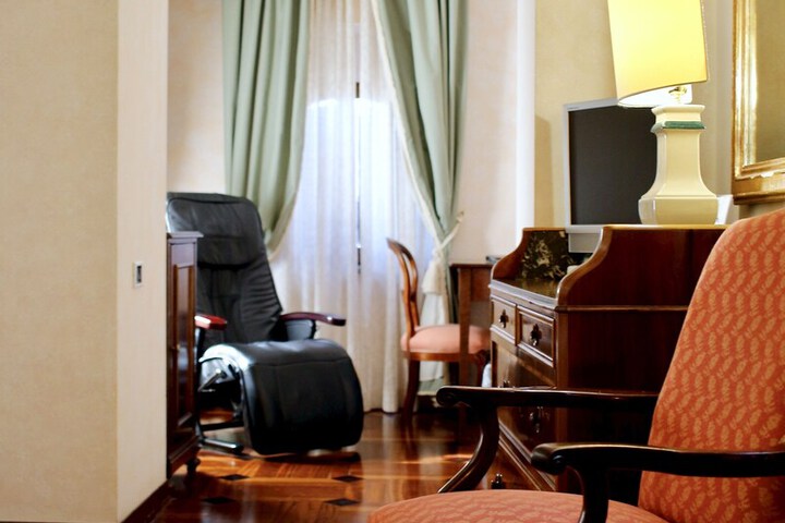 Room 32 of 76