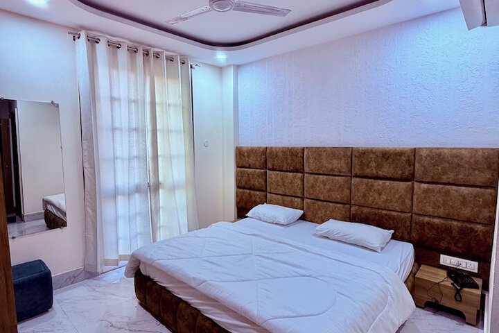Room 8 of 18