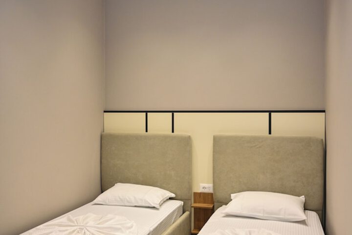 Room 12 of 34