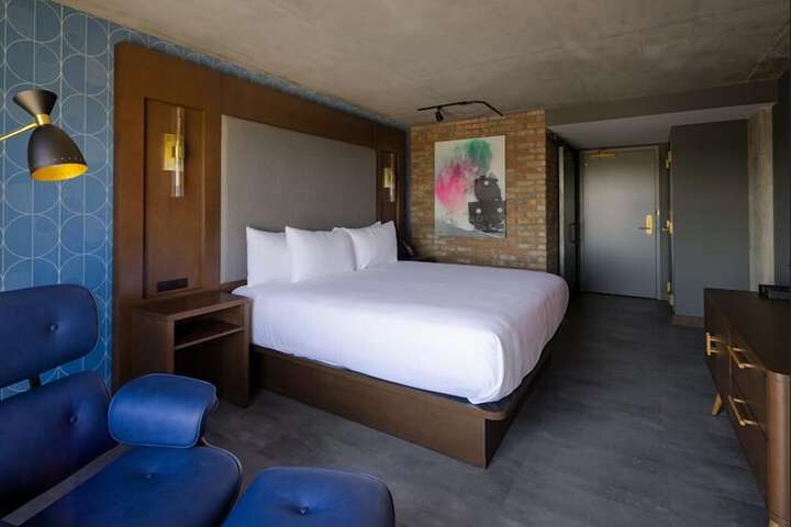 Room 6 of 10