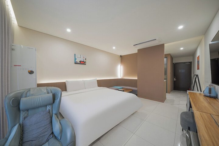 Room 33 of 83