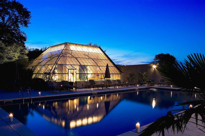 Hotel with Pool