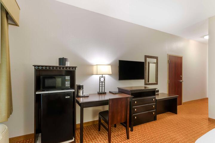 1 King Bed Chair with Ottoman Microwave and Refrigerator High Speed Internet Accessible Coffee Maker Full Breakfast (4 of 14)