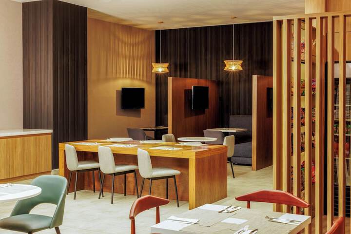 Lounge 47 of 69