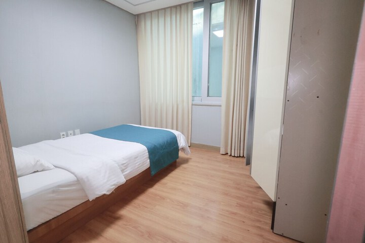 Room 12 of 80