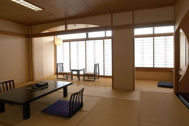 Room 2 of 38