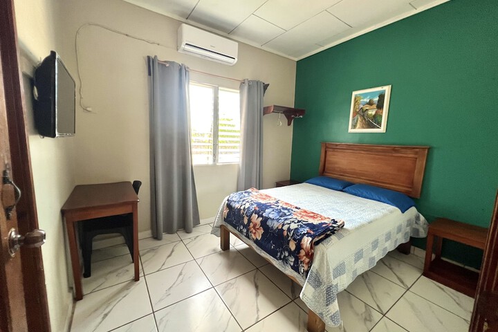 Room 4 of 8